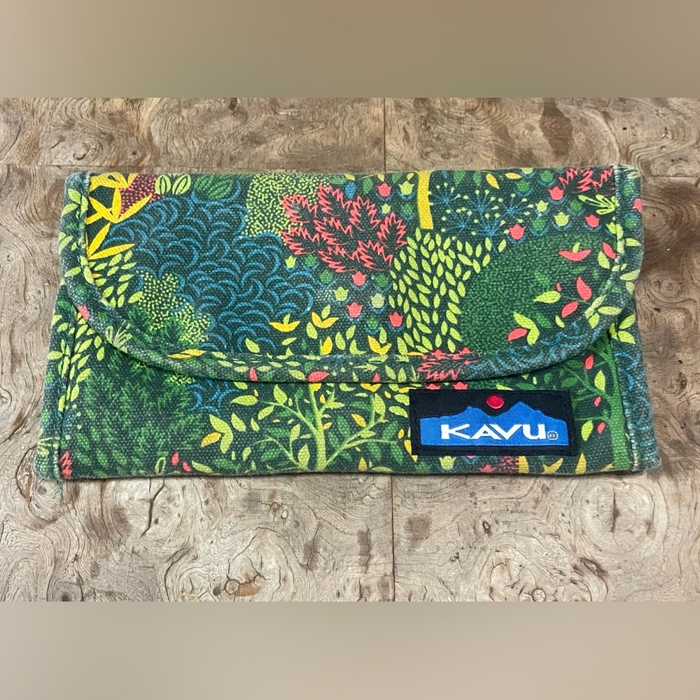 Kavu Multicolor Leaf Pattern Clutch Wallet
